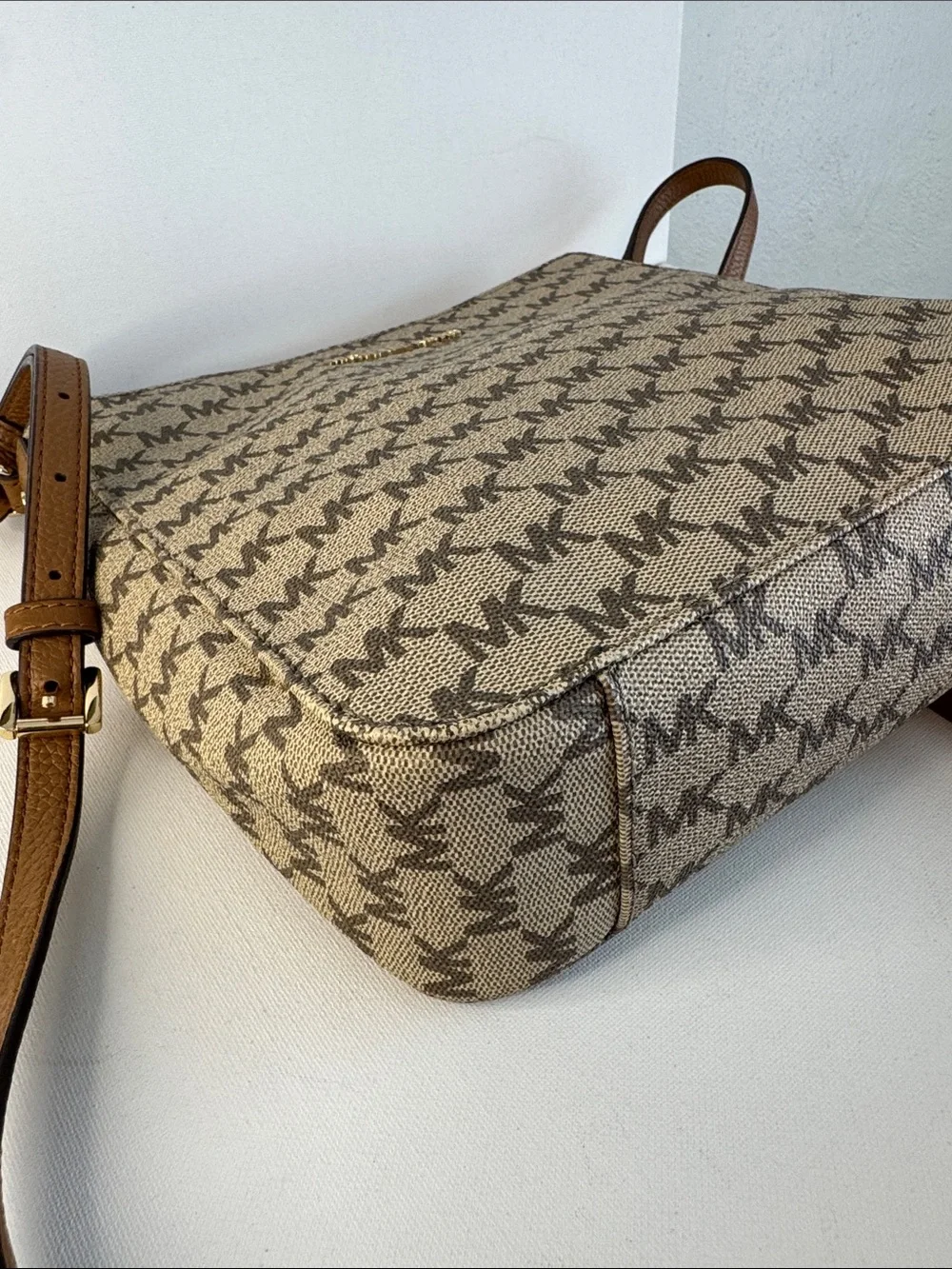Michael Kors Jet Set Travel Messenger Bag